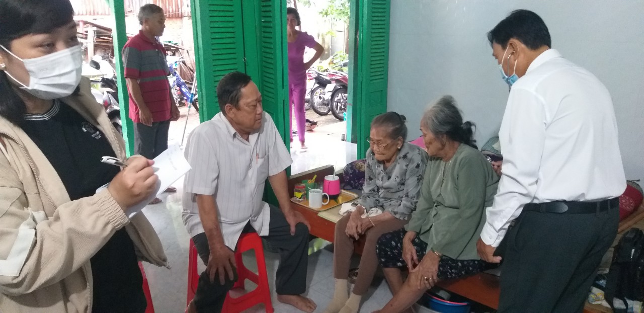 Đoàn Y, Bác sĩ Trạm Y tế xã Phú Thọ khám sức khỏe người cao tuổi